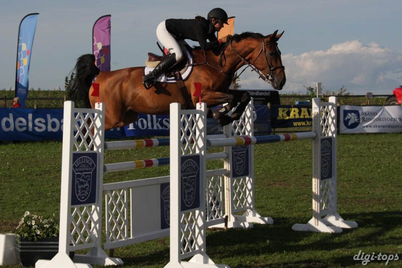 20080829_175006_1398 Victoria Almgren Red Midt Ight